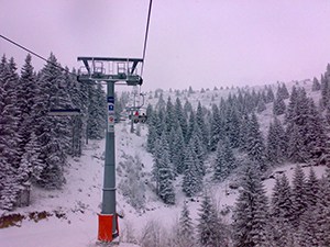 Duboka II: Ski Staza Duboka 2 Žičara Duboka II služi samo za izvlačenje skijaša iz dna Duboke do vrha Karaman grebena. Uz ovu žičaru ne postoji prosečena