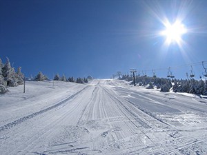 Krčmar: Ski Staza Krčmar - Staza spada u srednje-teške staze sa nešto lakšim gornjim delom i izuzetno teškim ostatkom staze. Najduža kopaonička žičara
