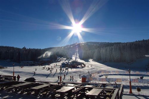 Kopaonik zimi: Kopaonik je najpopularnija srpska planina sa razlogom jer posetiocima pruža brojne mogućnosti za uživanje i lepe doživljaje.