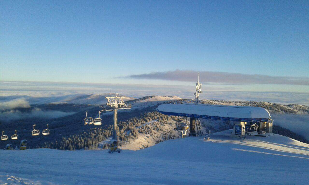 Kopaonik 9. decembar 2014. - Na Kopaoniku je počeo da pada dugo očekivani sneg, koji je zabeleo ski centar. Tokom večeri se očekuje formiranje snežnog