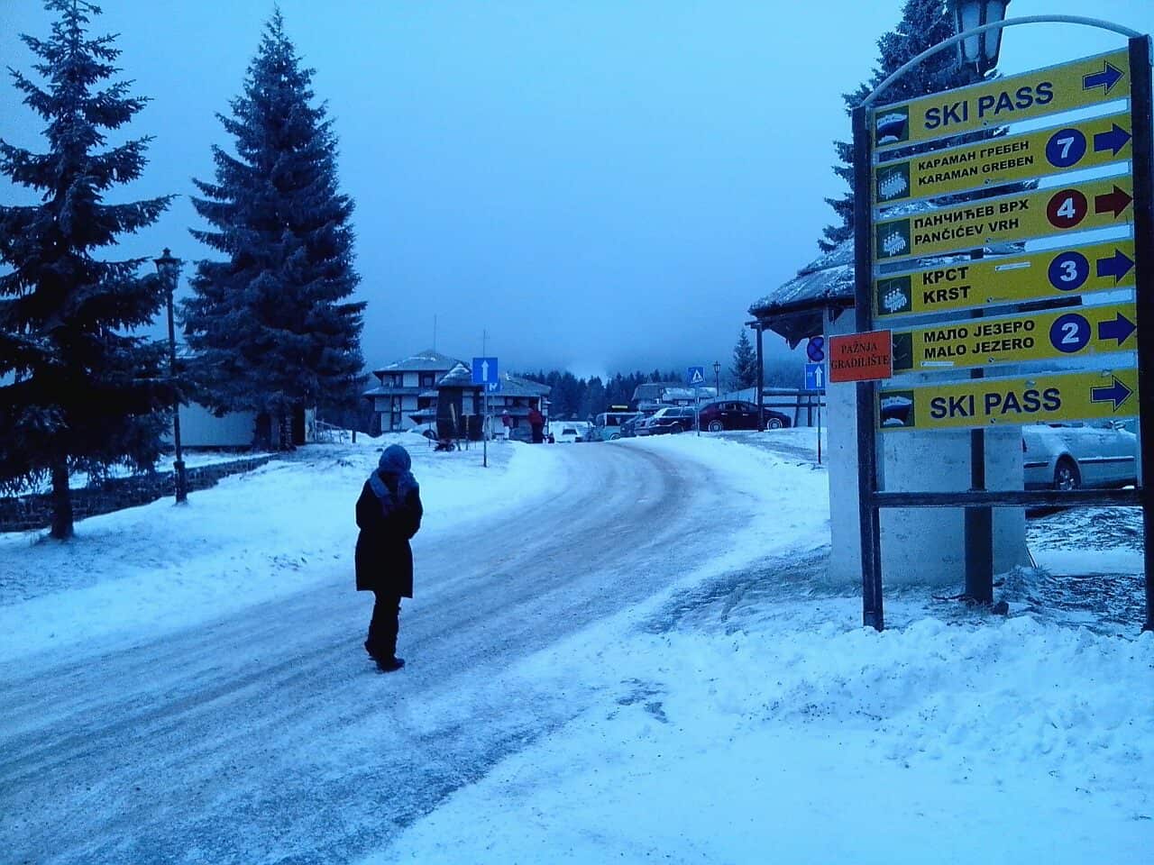 Izveštaj sa Kopaonika: Na Kopaoniku danas (21.12.2014.god) pada slab sneg, brzna vetra 4 m/s, visina snežnog pokrivača van staza 3 cm, temperatura -5 C,