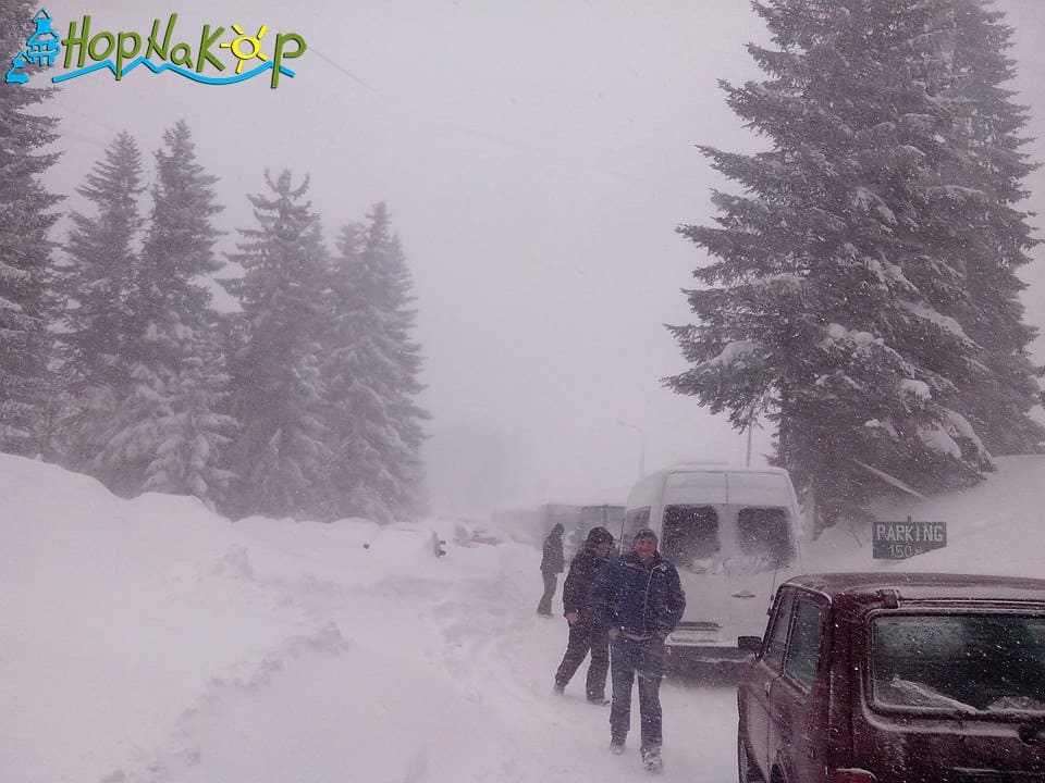 Na Kopaoniku sneg obara rekorde, saobraćaj otežan: Na Kopaoniku 07. marta 2015.godine, sneg beleži svoj rekord ove sezone (120 cm) .Sneg i dalje pada tako