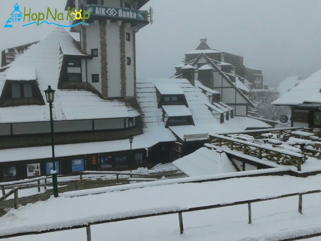 Na Kopaoniku 20 cm snega: Zimska sezona sa ovim snegom zvanično počinje. Danas na Kopaoniku preovlađuje magla a i dalje pada slab sneg, maksimalna dnevna