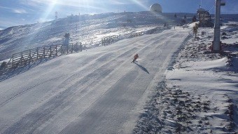 PAŽNJA! Radari na stazama ski centra Kopaonik: U ski centru Kopaonik postavljeni su radari, odnosno merači brzine na stazama crna Duboka i Sunčana dolina, Gvozdac i Krčmar. Svi skijaši i