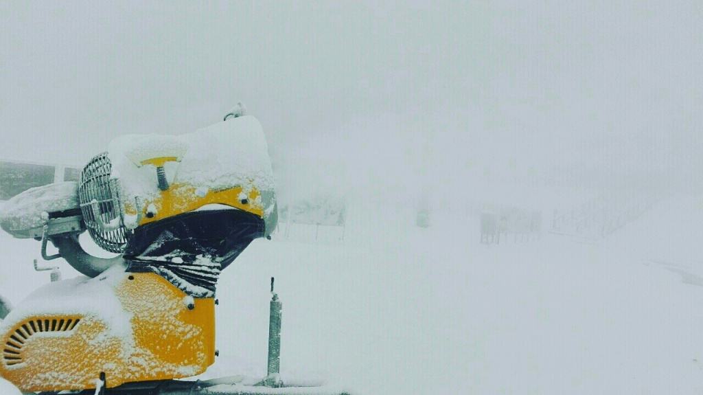 Počelo osnežavanje staza na Kopaoniku: U ski centru Kopaonik danas je pušten u rad sistem za veštačko osnežavanje. Temperatura vazduha se spustila
