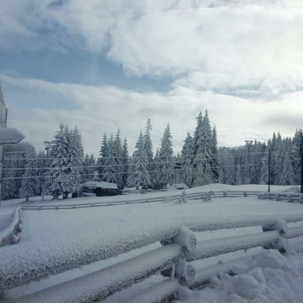 Na Kopaoniku se u narednom periodu mogu očekivati povremene snežne padavine praćene vetrom uglavnom severozapadnog pravca. Uz padavine doći će do postepenog