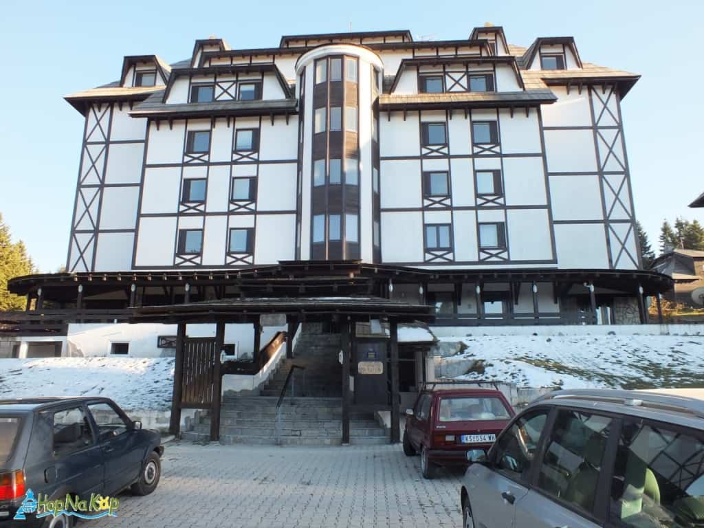 Last minute: Apartman A3 u Vili Nikola, centar Kopaonika slobodan je za rezervaciju u periodu: od 11.01. - 15.02.2017 godine, pozivanjem na sajt