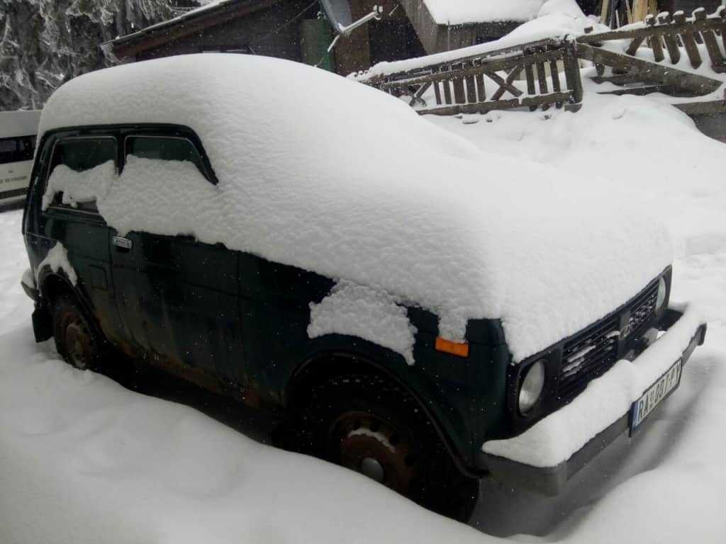 Najveća visina snega ove sezone (FOTO) Sneg koji je padao na Kopaoniku prethodnih dana dostigao je visinu 63 cm, što je ujedno i najveća visina snežnog