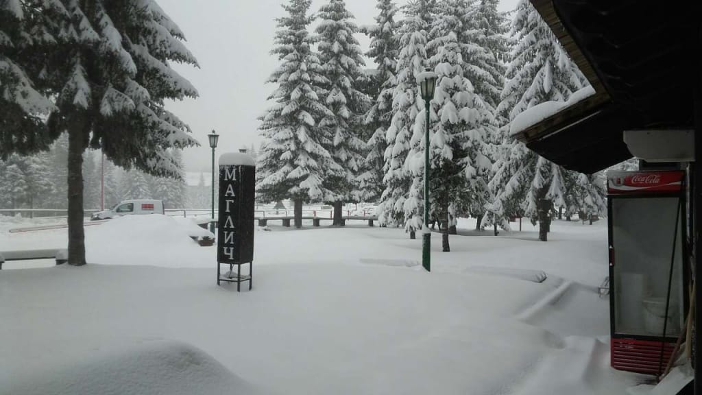 Na Kopaoniku napadalo snega kao u sred zime Sneg koji je sinoć počeo da pada na Kopaoniku dostigao je visinu od 25cm. Trenutna temperatura je -5 °C, duva se
