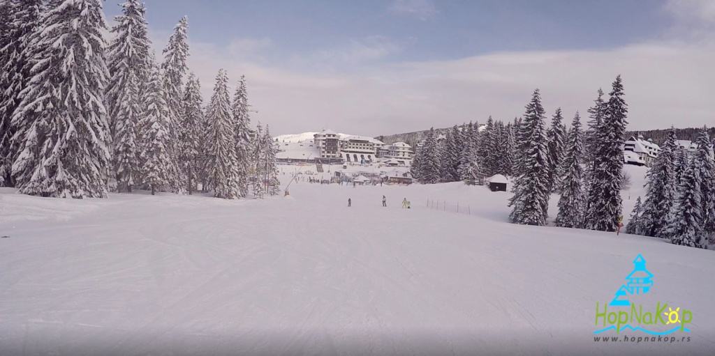 Skijališta Srbije, raspisala su javnu nabavku br.15/18, u kojoj traže najboljeg ponuđača za izgradnju veštačke ski staze na Kopaoniku, Planirano je postavljanje veštačke staze, ukupne površine od 10.000m2, na mestu postojeće staze Krst 3a, JP „Skijališta Srbije“ u sklopu svojih redovnih aktivnosti, u 2018. godini pristupa, Skijališta Srbije grade veštačku ski stazu na Kopaoniku, HopNaKop, Kopaonik, 