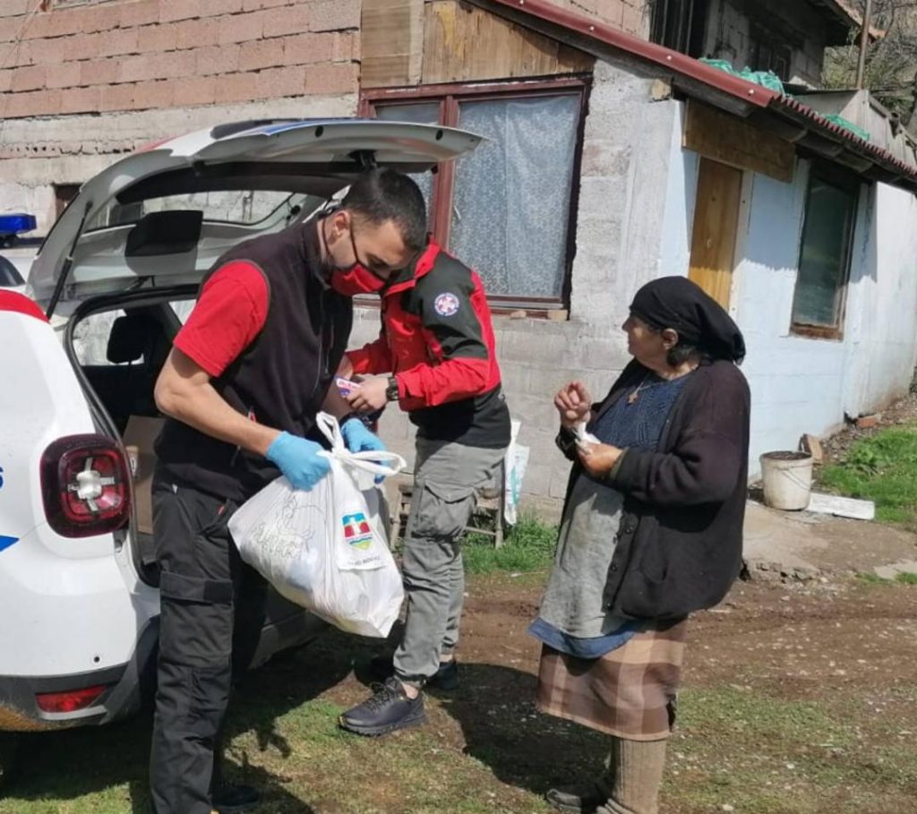 Spasioci Gorske službe spasavanja Srbije dostavljali pakete pomoći u manastir, kao i udaljena sela u opštinama Brus i Novi Pazar 